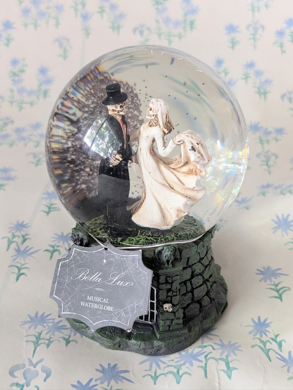 Bella Lux Halloween Skeleton Bride and Groom Musical Waterglobe NEW Black Gray